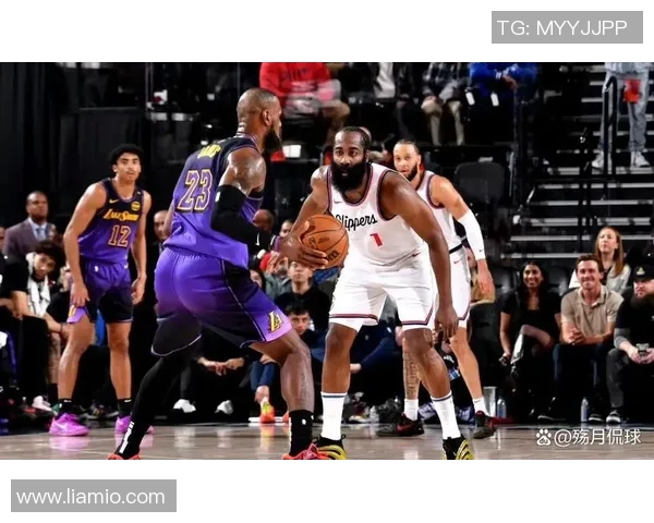 伦纳德的这番言论令队友詹姆斯·哈登感到意外，同时也让球迷们开始思考：快船是否已经确立了冲击西部决赛的目标？哈登或许对此也感到意外，他意识到要想冲击总冠军，需要伦纳德的支持才能全力以赴。球迷们也纷纷表示：“他们…